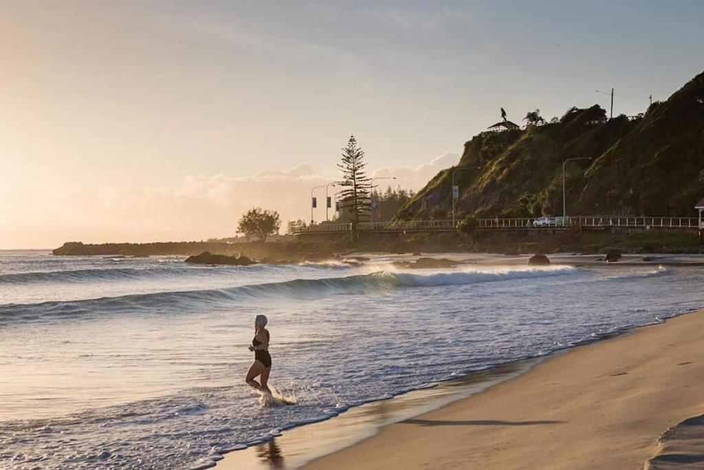 3 Bedrooms With Views Over Kirra! Apartment Gold Coast