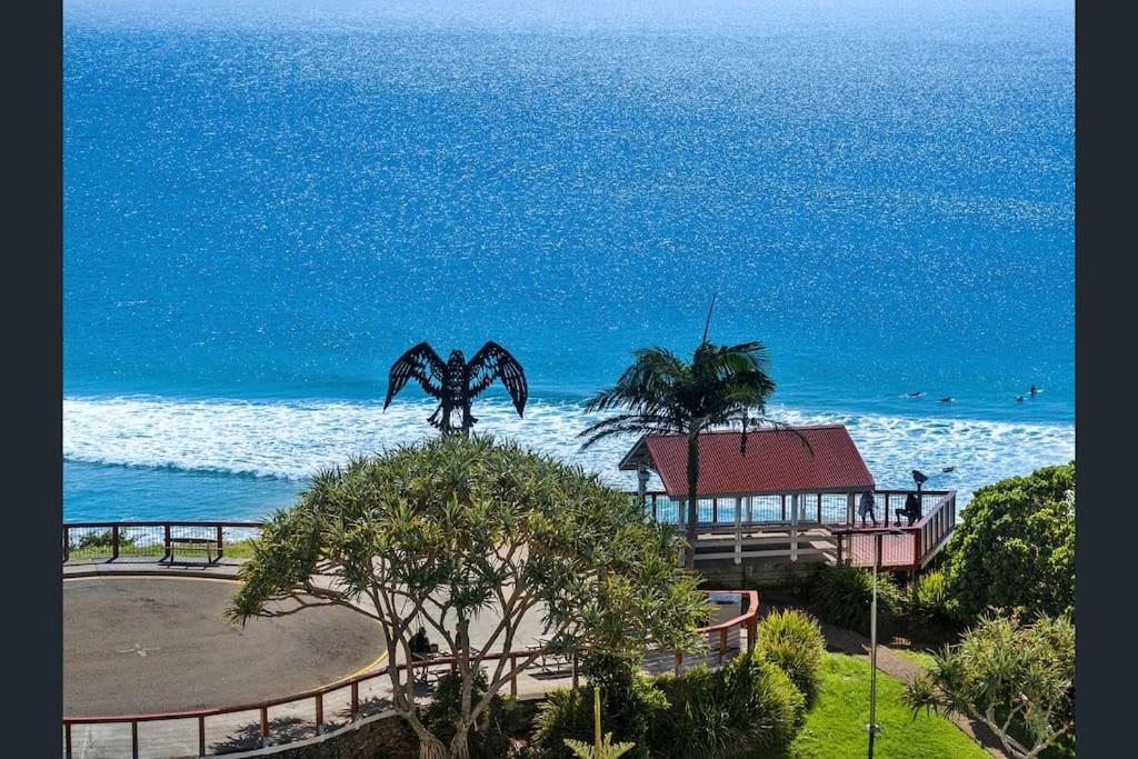 3 Bedrooms With Views Over Kirra! Apartment
