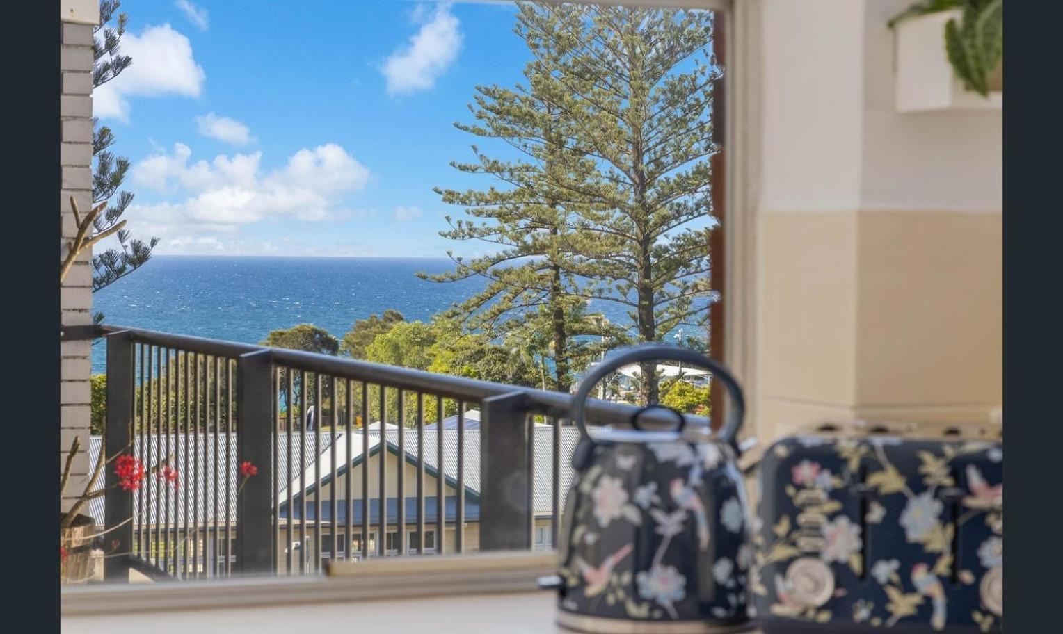 3 Bedrooms With Views Over Kirra! Apartment *