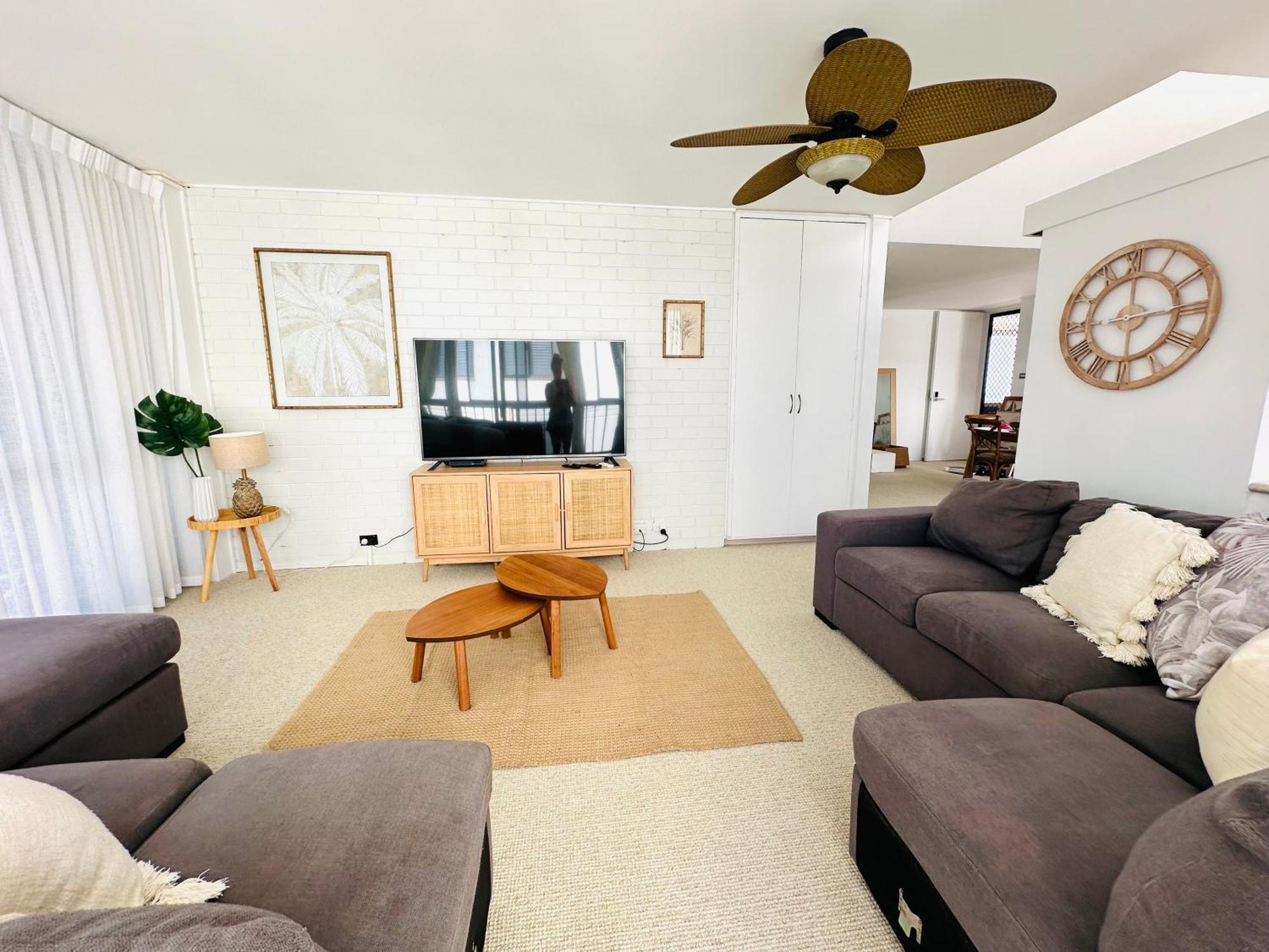 3 Bedrooms With Views Over Kirra! Apartment