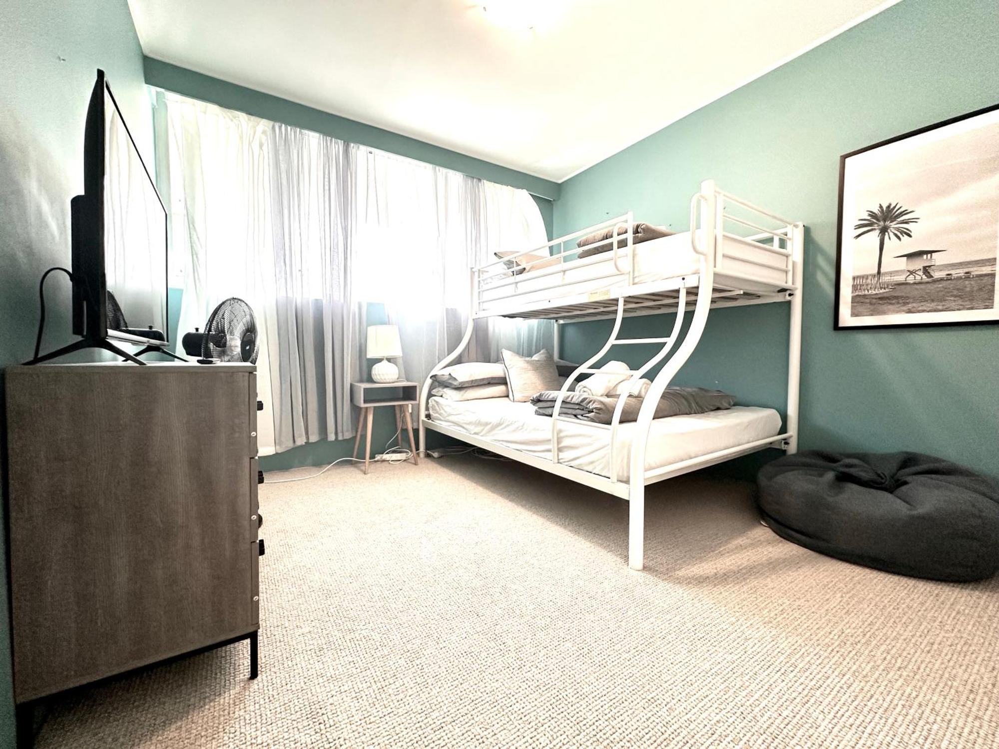 3 Bedrooms With Views Over Kirra! Gold Coast
