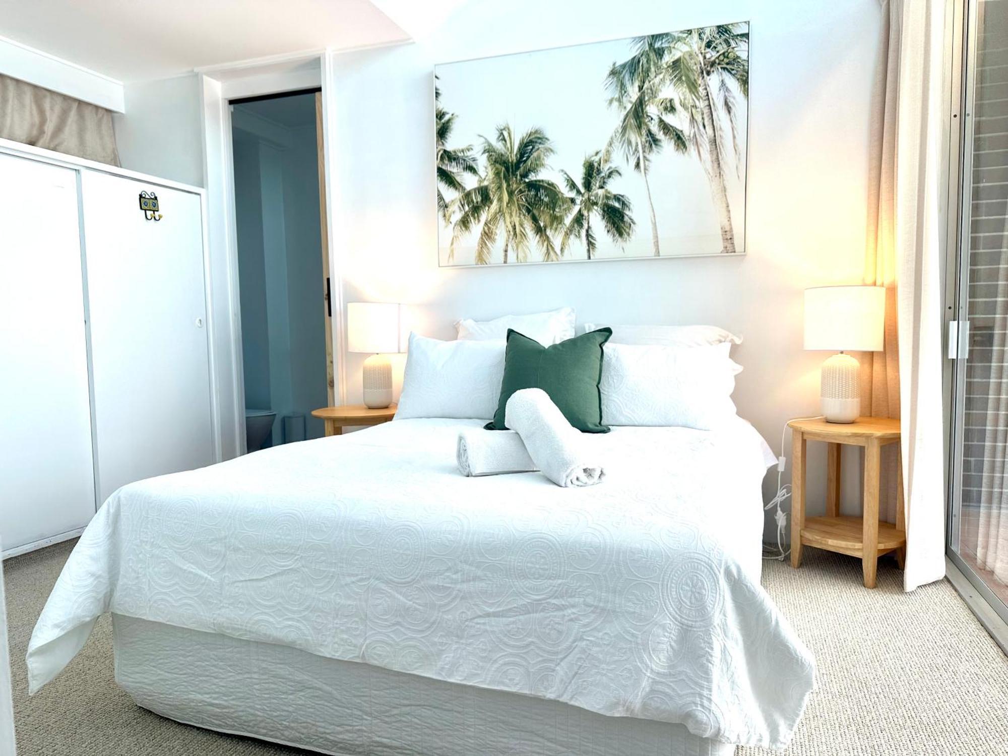 3 Bedrooms With Views Over Kirra! Apartment
